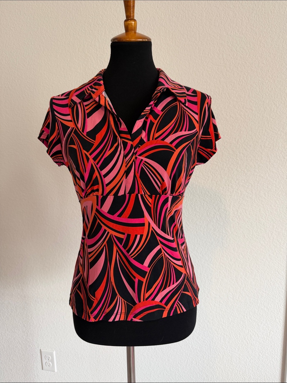 New York & Company Pink and Red Short Sleeve V-Neck Patterned Top